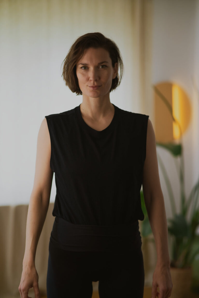 Professionelles Portrait von Inga Dalpas. Das Bild vermittelt Ruhe und Präsenz und visualisiert die Expertinnenrolle in der Verbindung von Körpererfahrung, Somatik und emotionaler Regulation.