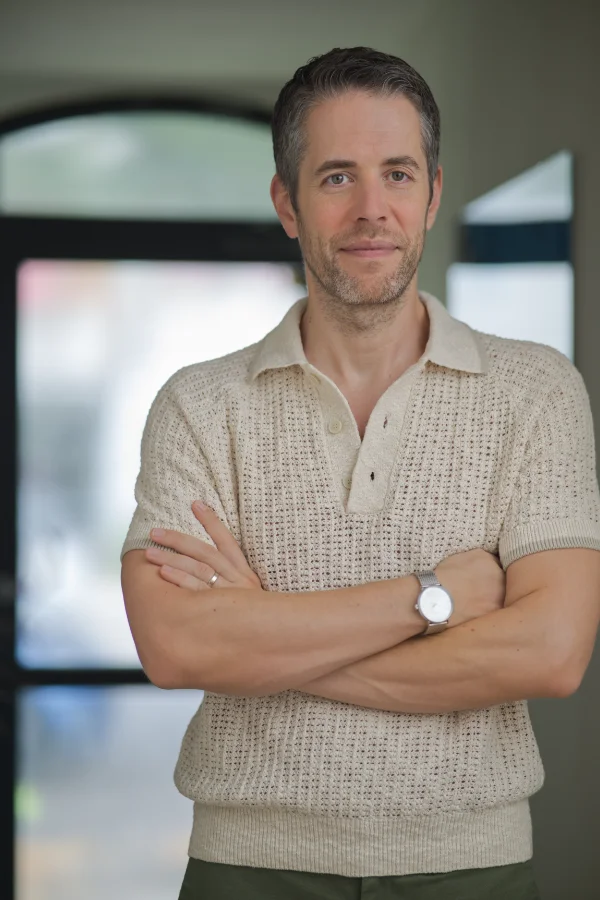 Professionelles Portrait von Constantin Dalpas. Das Bild soll Kompetenz, Ruhe und Offenheit vermitteln und die fachliche Verankerung im Bereich der psychologischen Beratung und Psychotherapie unterstreichen